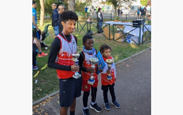 1ère course pour nos Éveils Athlé et Poussins : une belle entrée en piste !